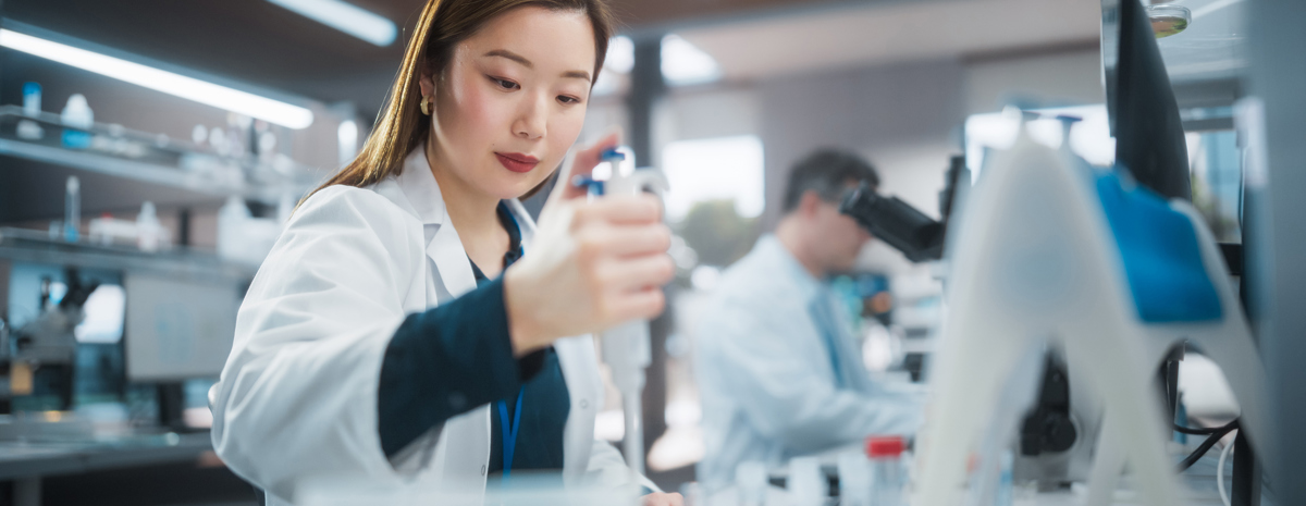 asiasisk-kvindelig-biotech-medarbejder-i-laboratoriet.jpg