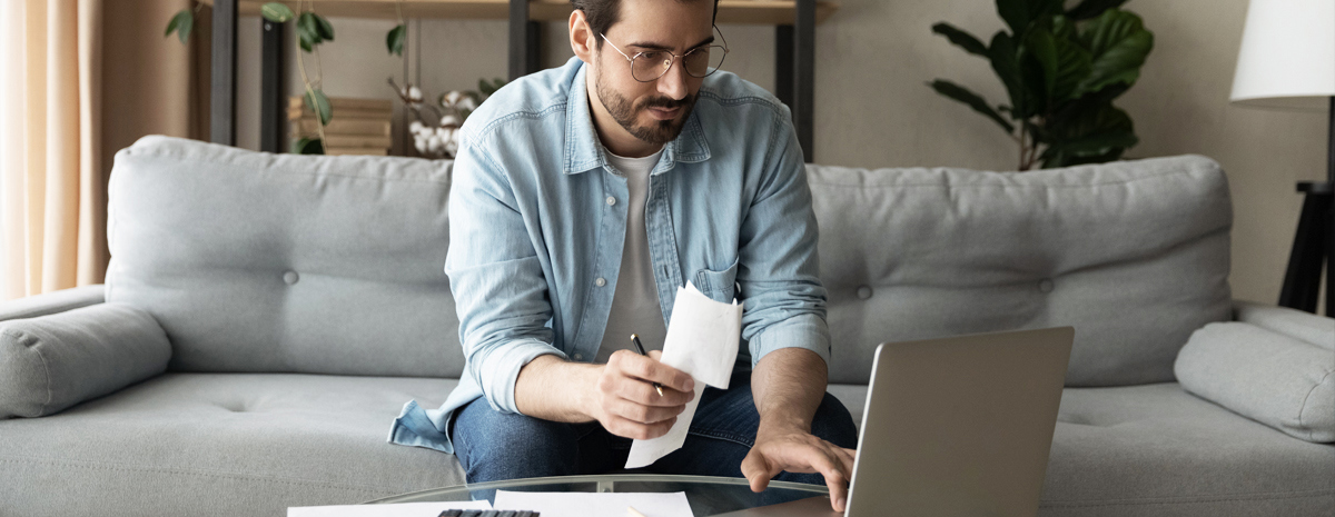 Mand Tjekker Regskab Hjemme